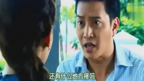  看着其他男人对贝拉示好,总裁一脸吃醋,贝拉的表情真可爱
