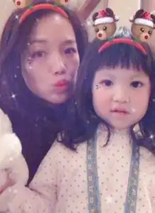  两个小可爱舒淇和张震女儿合影嘟嘴卖萌神同步