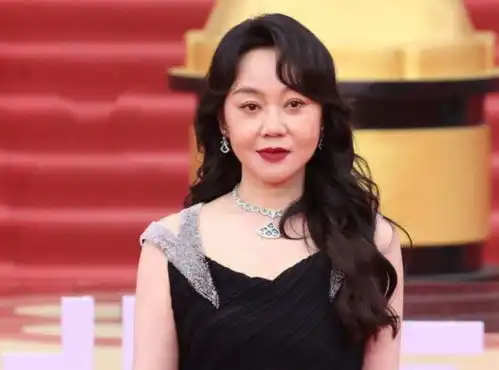  北影节闭幕式红毯闫妮姚晨聚首,陈数摔倒险走光,胡歌尴尬出油