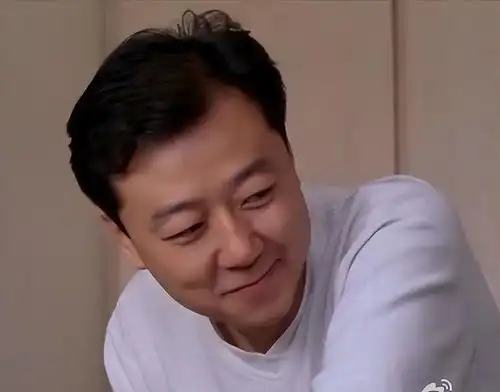  回顾演员郭涛镜头前和小十几岁娇妻秀恩爱,背地里却看不起她