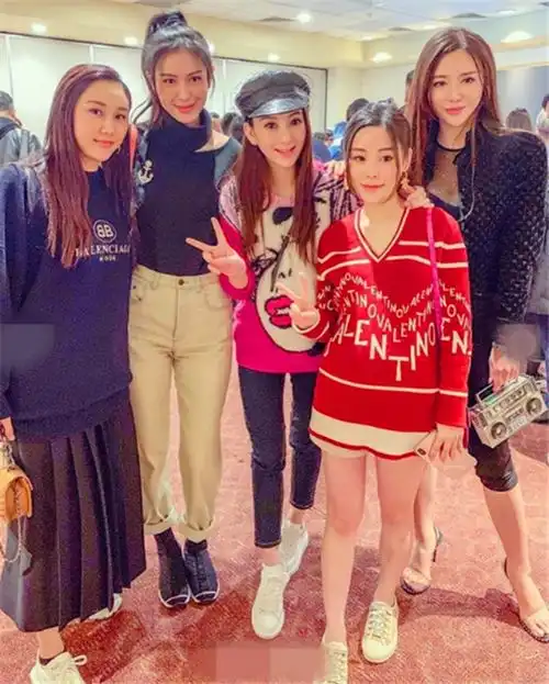  方媛与网红姐妹聚餐最显高级,右边美女五官标致超像郭富城