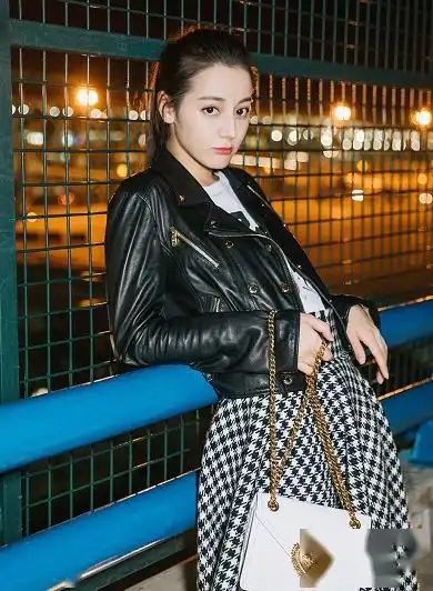 适合春夏的白t搭配示范,经典百搭不过时,解锁万能穿搭