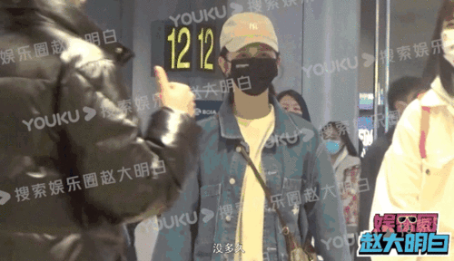  组图王大陆帮蔡卓宜拎包围外套男友力十足