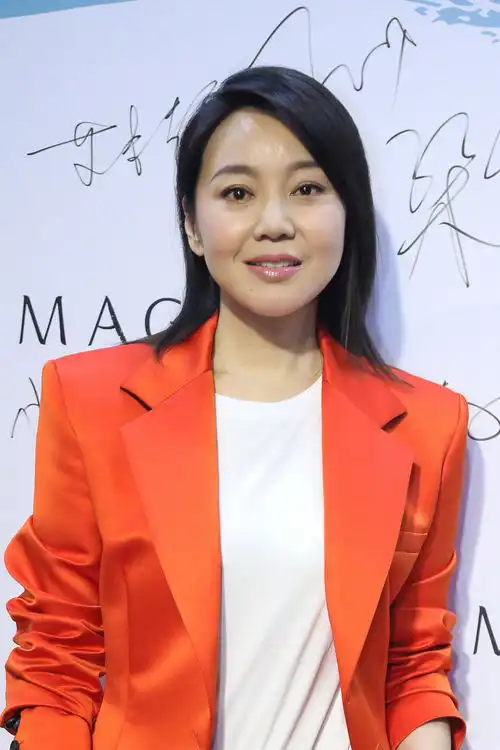  闫妮真的老了一身橘色西装与姚晨同框却失光彩,脸部浮肿很显龄