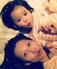  蔡少芬晒两千金合照大女儿漂亮似母亲