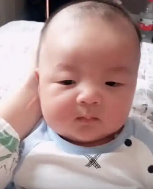  妈妈嫌弃3个月宝宝长得丑,看到宝宝的表情,妈妈忙给宝宝道歉