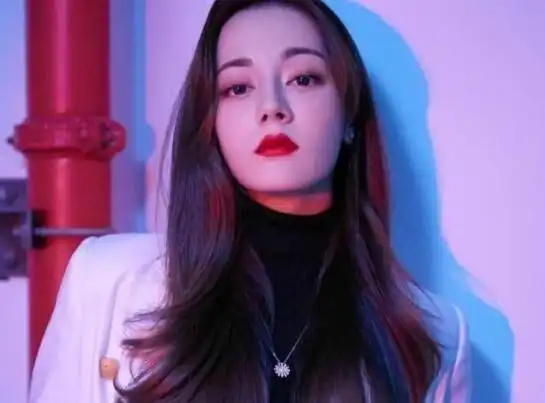  迪丽热巴不懂光剑变身,直播时闹出乌龙,网友老说大实话