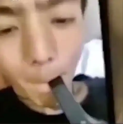  丁真酒店抽烟视频曝光,吞云吐雾姿势老练,曾自曝不抽烟不喝酒