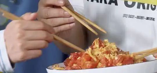  蔡徐坤在跑男做西红柿炒蛋,众人都夸好吃,baby表情已经暴露一切