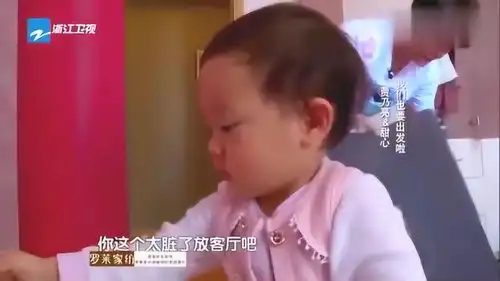  李小璐给甜馨穿衣,甜馨秒变表情包爆金句吐槽,太逗了