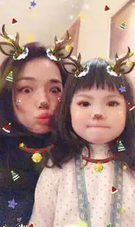  舒淇与张震女儿合影,嘟嘴卖萌,表情神同步