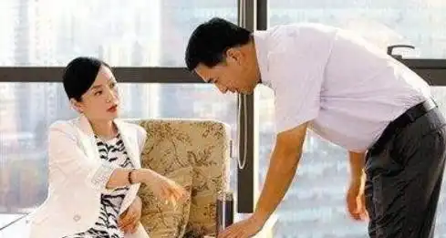  6年前,闫妮妩媚的站在张嘉译眼前,张嘉译你以为你26岁小姑娘