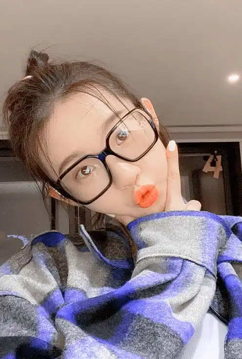  硬糖少女戴眼镜张艺凡可爱,陈卓璇知性,看到赵粤迷到了