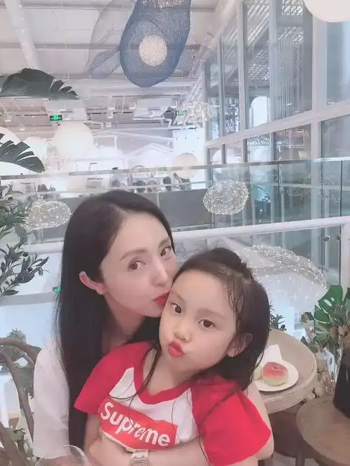  董璇回国和李小璐甘薇聚会变苦情,泰迪姐妹团各历风波后感情依旧