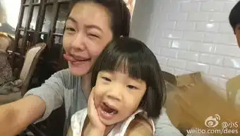  小s素颜晒与爱女搞怪合影母女俩吐舌卖萌神同步