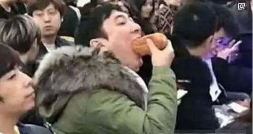  陈赫推出吃热狗图t恤,王校长买了中奖率提高,网友不中退款