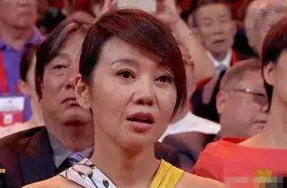  闫妮满怀欣喜领金鸡奖,最终宣布却是范冰冰她瞬间变脸
