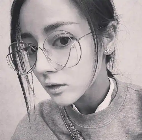  7位女星戴眼镜,刘诗诗知性,赵丽颖好萌,唐嫣时髦,谁戴最好看