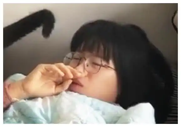  看这位小姐姐的表情,就知道猫放屁有多臭了,硬生生给熏醒了