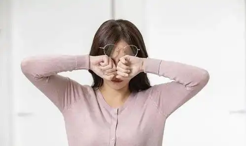  小伙一早醒来眼睛瞎了熬夜玩手机的危害,真不是闹着玩的