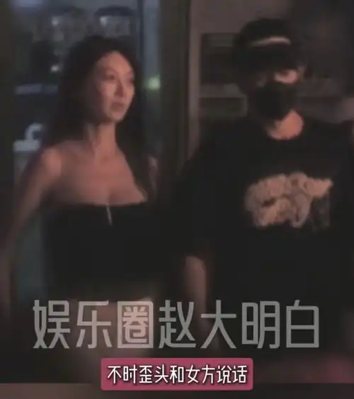  黄晓明七夕带叶珂看电影约会,帮女友提包包,两人十指紧扣好甜蜜