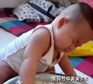  宝宝淘气玩奶奶发的面,没想太黏了,扯不动的小表情太囧