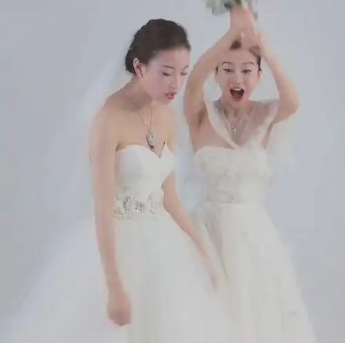  baby倪妮低胸婚纱抢捧花gif动图表情夸张搞笑