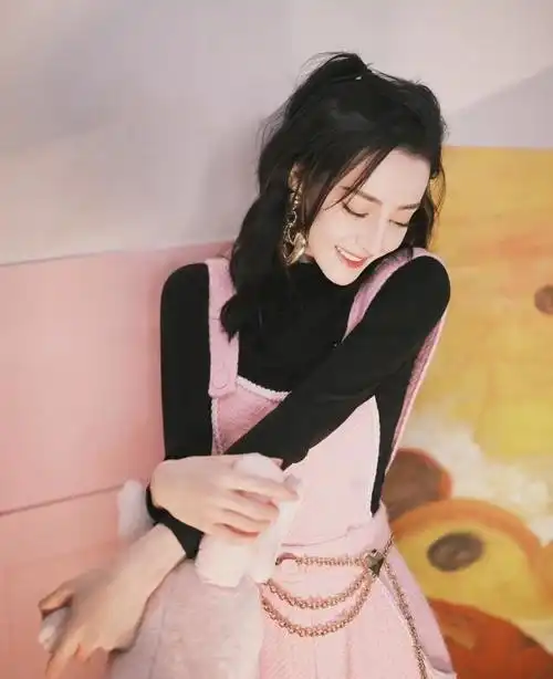  热巴甜得让人上头,穿粉色背带裤少女感十足,真是可盐又可甜