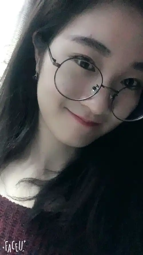  戴眼镜的女孩怎样自拍好看
