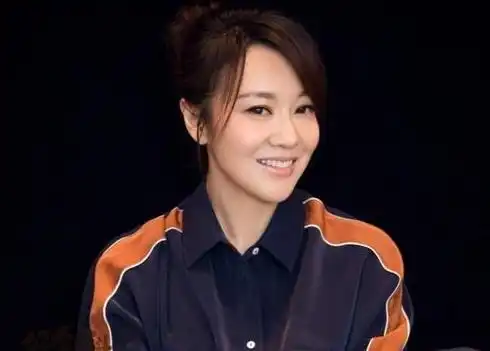  闫妮离婚后潇洒快活,三度爱上小帅哥,现和女儿相依为命