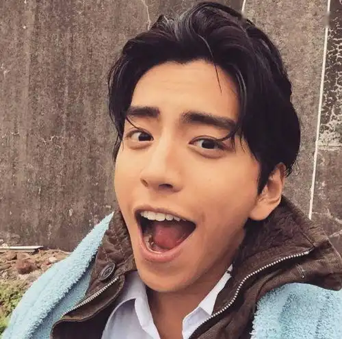  豪门生活也很好赵丽颖飞到厦门陪冯绍峰,收工后两人手牵手散步