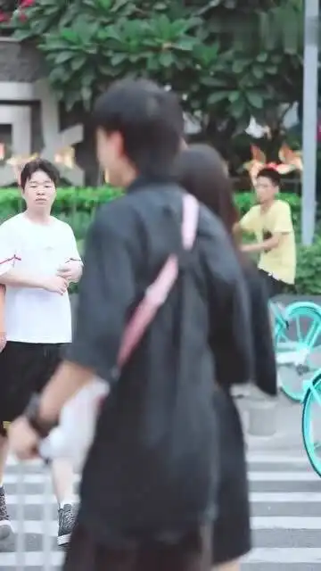  街拍偶遇漂亮小姐姐,表情太撩人好想跟着走
