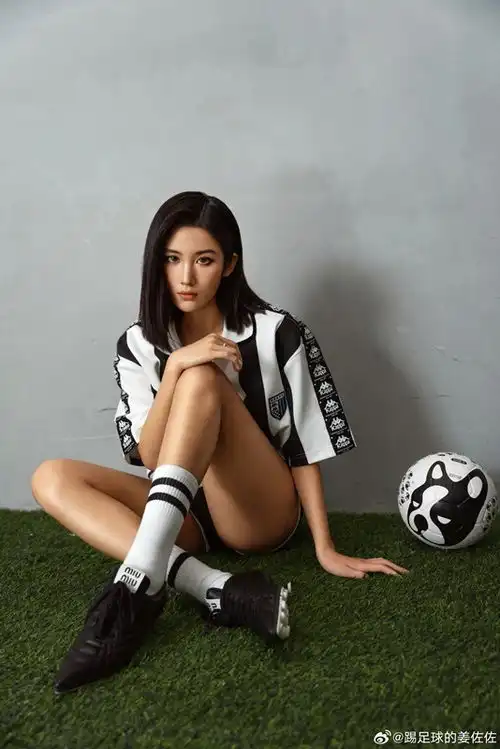  最美女足小花球衣写真颜值逆天美腿太吸睛
