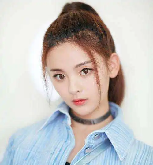  杨超越回应车祸现场一事,称字里包含想法,网友纷纷劝她改行