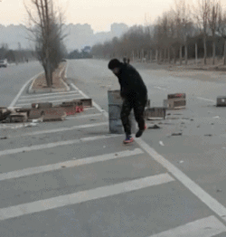  爆笑gif图大哥谁给你的自信趟这浑水