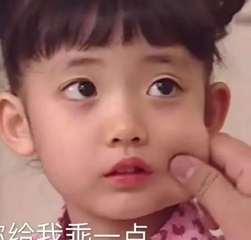 憋笑表情包小女孩龇牙咧