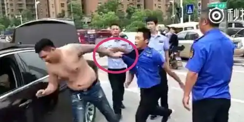  壮汉司机脱衣露纹身恐吓执法人员,民警到现场后他上演秒怂表情秀
