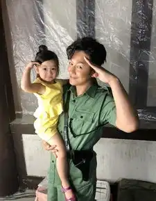  蒋丽莎带儿女探班陈浩民,四个孩子长得越来越像