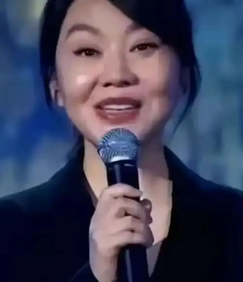  53岁闫妮出席活动,脸僵浮肿似蜡像,医美痕迹藏不住了