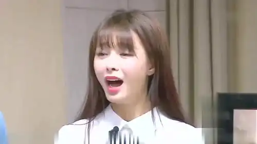  姑娘,演这戏憋着不笑很难吧表情开始扭曲了