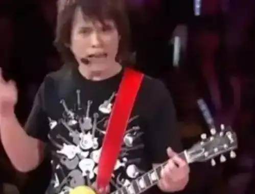  伍佰的演唱会多恐怖,万人买票唱歌让他听,一首歌让刘德华赚两亿