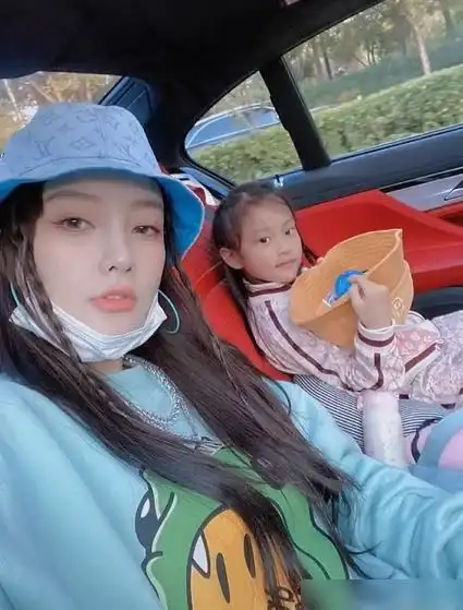  李小璐称甜馨影响自己发展,好妈妈人设崩塌,甩锅给女儿甜馨