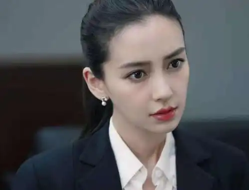  杨颖最成功的一个角色,没有瞪眼没有面无表情,一出场就惊艳众人
