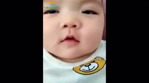  好漂亮的大眼睛小宝宝,吐舌头的模样简直萌翻了