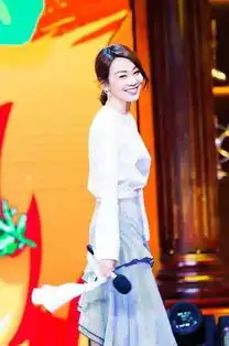  45岁闫妮与36岁安以轩同框一个像村妇一个像少女满屏尴尬