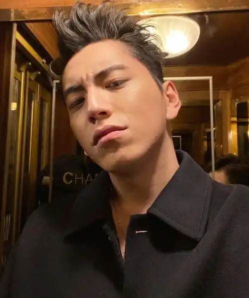  王大陆突然晒出与女生合影,露出同款表情太般配,这关系真不一般