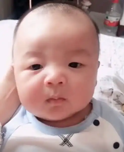  妈妈嫌弃3个月宝宝长得丑,看到宝宝的表情,妈妈忙给宝宝道歉