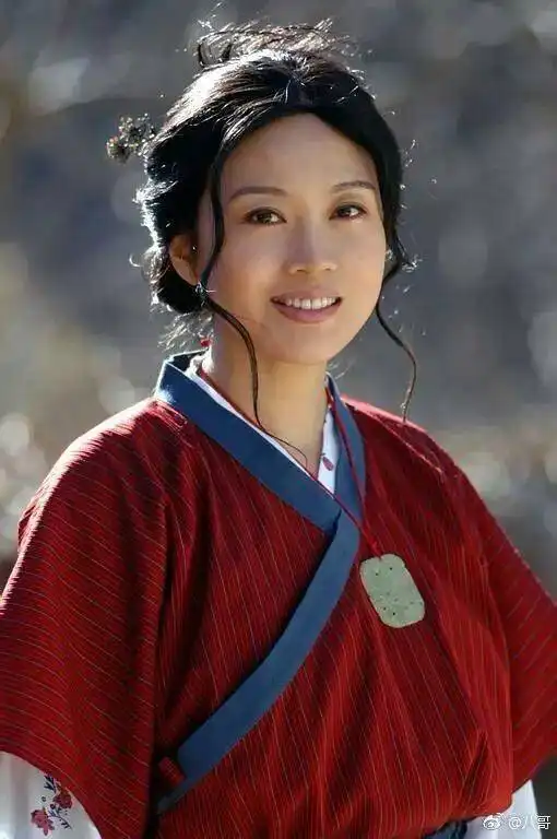  47岁闫妮身材吸睛,照片野性十足,与饰演的佟掌柜判若两人