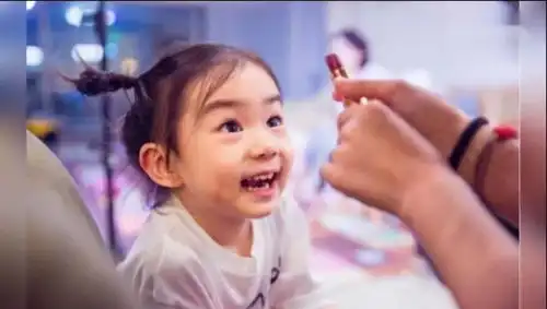  戚薇女儿看口红表情逗乐众人,脸上的蚊子包可爱到爆