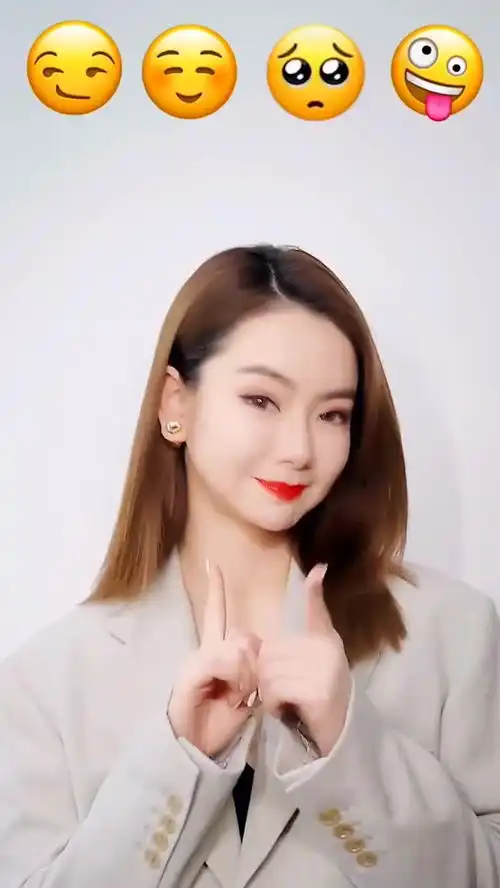  戚薇的表情包模仿秀,最后那一个小表情,简直太可爱了